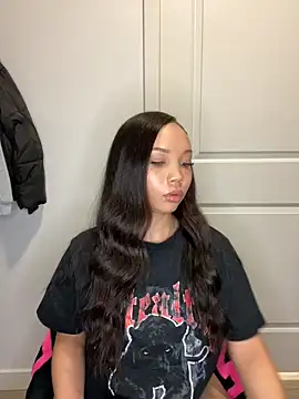 nikkiloveee online show from November 26, 2025, 6:13 am