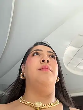 Hannahpradaa  online show from November 19, 2025, 9:04 pm