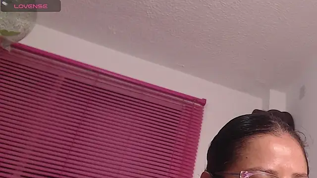 Snapshot of Emma_Hotkiss chatting on April 11, 2026, 2:19 am Emma Hotkiss online show from April 11, 2026, 2:19 am