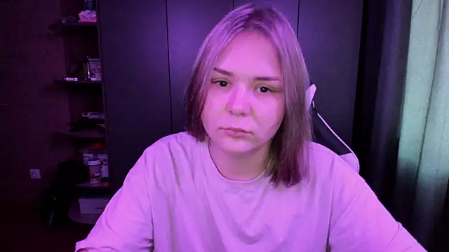 sophia lix online show from November 17, 2025, 4:49 am