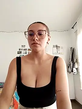 Snapshot of bellastorme04 chatting on March 18, 2026, 8:32 pm bellastorme04 online show from March 18, 2026, 8:32 pm