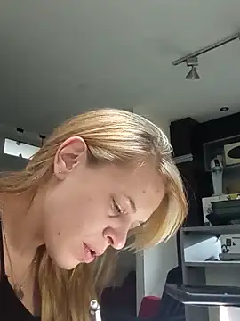 coralu2215 online show from February 15, 2026, 12:59 pm