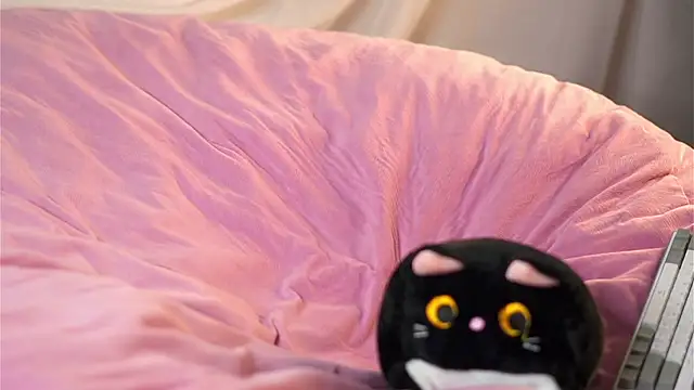 YettaCalabria online show from November 10, 2025, 11:15 am