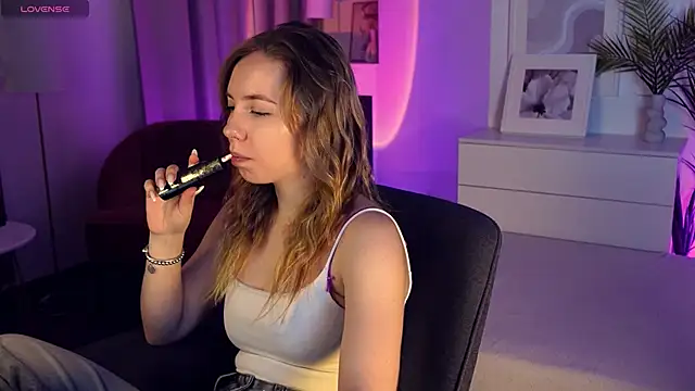 Nora Miller online show from November 30, 2025, 5:52 am