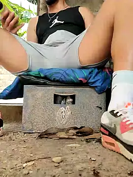 Snapshot of Youngpigmaster chatting on October 28, 2025, 3:44 pm Youngpigmaster online show from October 28, 2025, 3:44 pm