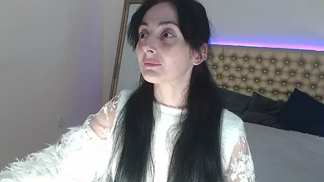 HayleyMills online show from October 28, 2025, 11:20 am