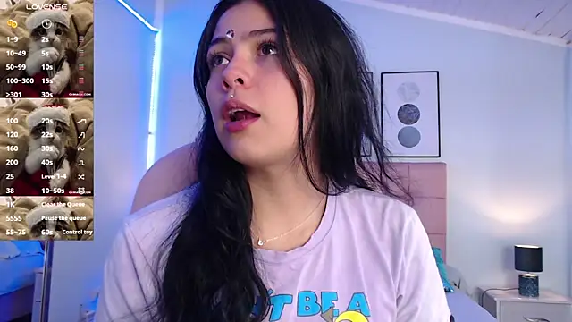 KikiVelvet online show from November 13, 2025, 5:17 pm