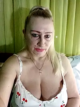 Snapshot of Esenia505 chatting on April 8, 2026, 3:08 am Esenia505 online show from April 8, 2026, 3:08 am