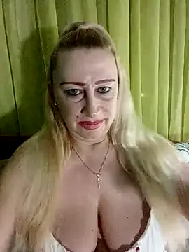 Snapshot of Esenia505 chatting on April 11, 2026, 12:07 am Esenia505 online show from April 11, 2026, 12:07 am