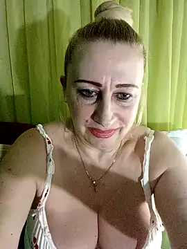 Snapshot of Esenia505 chatting on April 3, 2026, 2:34 pm Esenia505 online show from April 3, 2026, 2:34 pm