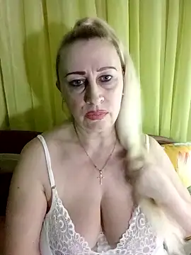 Snapshot of Esenia505 chatting on April 15, 2026, 3:49 pm Esenia505 online show from April 15, 2026, 3:49 pm