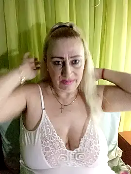 Snapshot of Esenia505 chatting on March 4, 2026, 4:15 pm Esenia505 online show from March 4, 2026, 4:15 pm