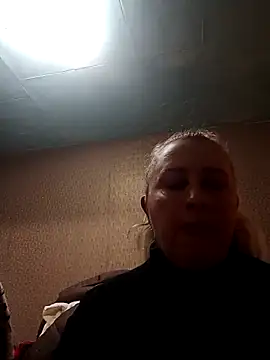 Snapshot of Esenia505 chatting on October 29, 2025, 2:16 pm Esenia505 online show from October 29, 2025, 2:16 pm