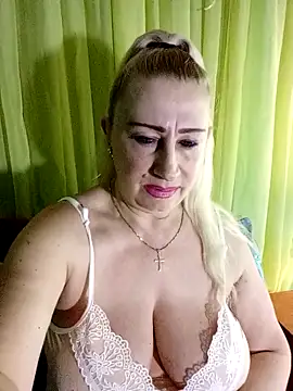 Snapshot of Esenia505 chatting on March 4, 2026, 4:09 am Esenia505 online show from March 4, 2026, 4:09 am