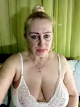 Snapshot of Esenia505 chatting on April 4, 2026, 2:45 pm Esenia505 online show from April 4, 2026, 2:45 pm