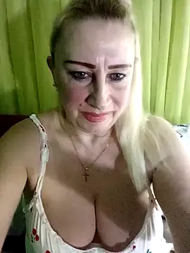 Snapshot of Esenia505 chatting on April 14, 2026, 3:28 pm Esenia505 online show from April 14, 2026, 3:28 pm