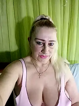 Snapshot of Esenia505 chatting on March 5, 2026, 4:20 am Esenia505 online show from March 5, 2026, 4:20 am