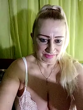 Snapshot of Esenia505 chatting on March 12, 2026, 10:41 am Esenia505 online show from March 12, 2026, 10:41 am