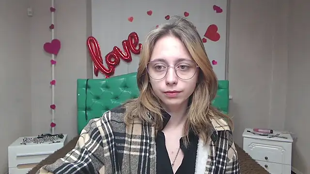 TracyLll online show from February 16, 2026, 6:34 am