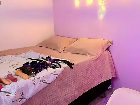 Aprilsweet2005 online show from December 15, 2025, 2:01 pm