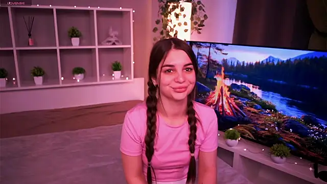 LauraHansil online show from November 5, 2025, 8:39 am