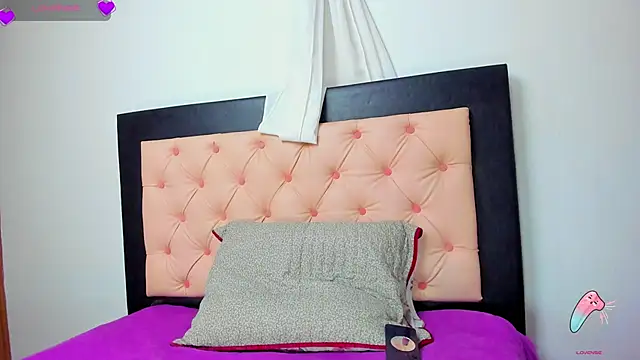 Snapshot of Anny4uTs chatting on November 3, 2025, 1:26 pm Anny4uTs online show from November 3, 2025, 1:26 pm