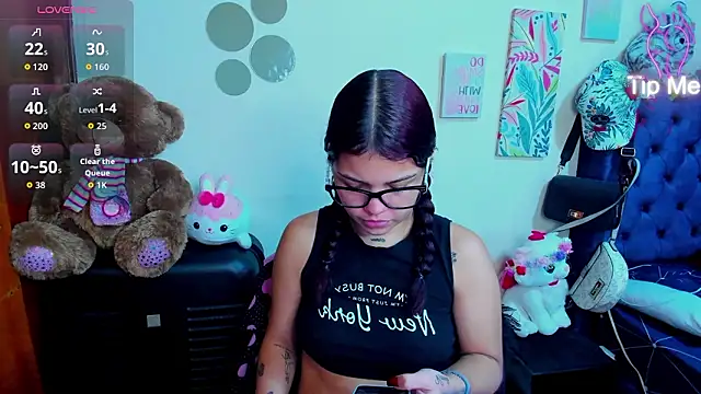 Snapshot of Emma_boo chatting on February 2, 2026, 3:33 pm Emma boo online show from February 2, 2026, 3:33 pm