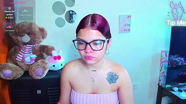 Snapshot of Emma_boo chatting on February 22, 2026, 3:13 pm Emma boo online show from February 22, 2026, 3:13 pm