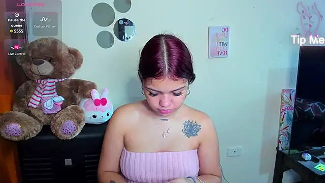 Snapshot of Emma_boo chatting on February 23, 2026, 2:28 pm Emma boo online show from February 23, 2026, 2:28 pm