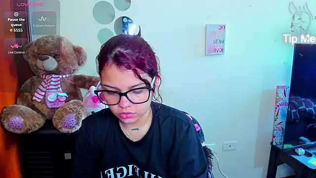 Snapshot of Emma_boo chatting on March 1, 2026, 5:46 pm Emma boo online show from March 1, 2026, 5:46 pm