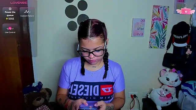 Snapshot of Emma_boo chatting on November 19, 2025, 1:44 pm Emma boo online show from November 19, 2025, 1:44 pm