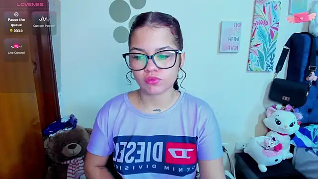 Snapshot of Emma_boo chatting on November 18, 2025, 4:43 pm Emma boo online show from November 18, 2025, 4:43 pm