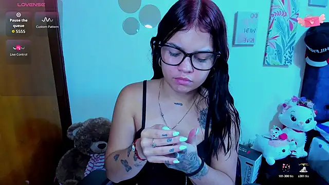 Snapshot of Emma_boo chatting on November 8, 2025, 1:58 pm Emma boo online show from November 8, 2025, 1:58 pm