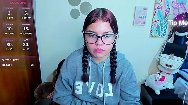 Snapshot of Emma_boo chatting on December 4, 2025, 7:35 pm Emma boo online show from December 4, 2025, 7:35 pm