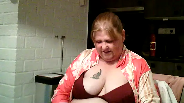 Sylviastar46 online show from May 9, 2026, 7:39 pm