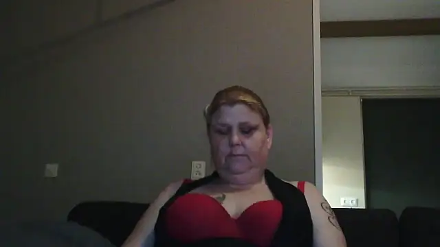 Snapshot of Sylviastar46 chatting on February 8, 2026, 9:34 pm Sylviastar46 online show from February 8, 2026, 9:34 pm