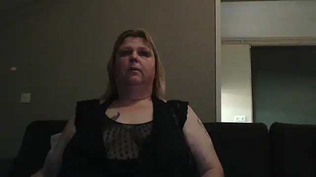 Snapshot of Sylviastar46 chatting on February 8, 2026, 9:29 am Sylviastar46 online show from February 8, 2026, 9:29 am