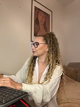 Snapshot of AlessiaCreed chatting on November 1, 2025, 9:52 pm AlessiaCreed online show from November 1, 2025, 9:52 pm