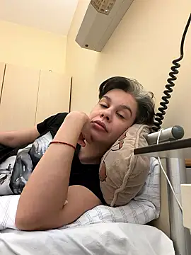 Snapshot of Carolineisback chatting on February 2, 2026, 8:02 am Carolineisback online show from February 2, 2026, 8:02 am