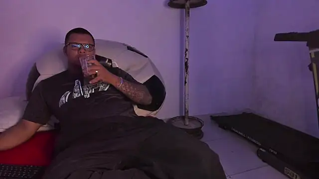 LucassFoster online show from November 7, 2025, 4:06 am