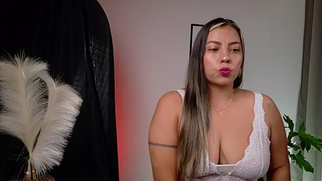 Zara Nova online show from April 4, 2026, 3:07 pm