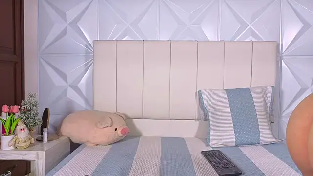 Luna  grace online show from January 5, 2026, 10:02 pm