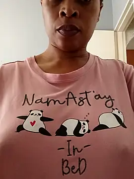 Snapshot of NewBeginnings8 chatting on February 9, 2026, 9:18 am NewBeginnings8 online show from February 9, 2026, 9:18 am