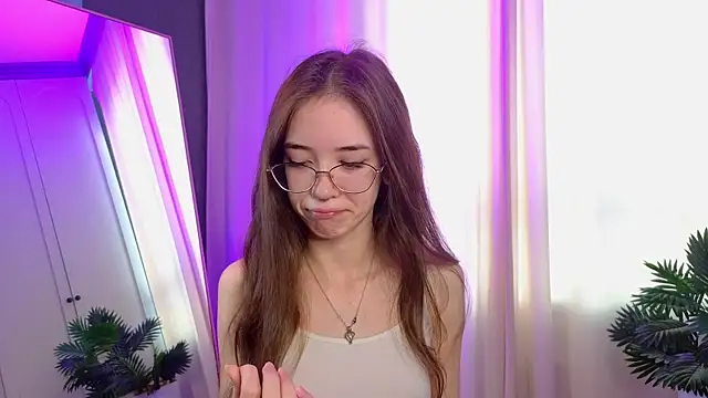 tinyanie online show from November 8, 2025, 6:06 am