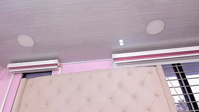 scarlett leblanc  online show from February 13, 2026, 1:33 pm