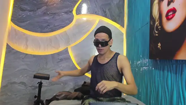 Snapshot of noah_deluxe chatting on November 3, 2025, 12:31 pm noah deluxe online show from November 3, 2025, 12:31 pm