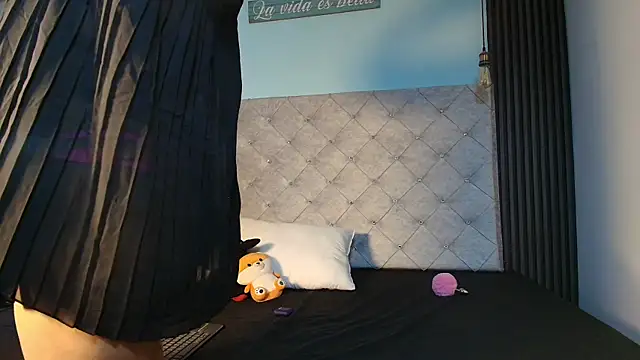 Liia Leens online show from November 26, 2025, 4:01 am