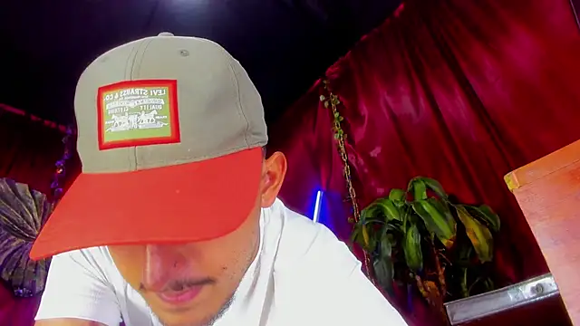 Snapshot of x_heros_x chatting on November 3, 2025, 1:04 pm x heros x online show from November 3, 2025, 1:04 pm