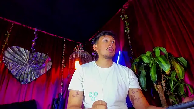 Snapshot of x_heros_x chatting on November 4, 2025, 1:26 pm x heros x online show from November 4, 2025, 1:26 pm