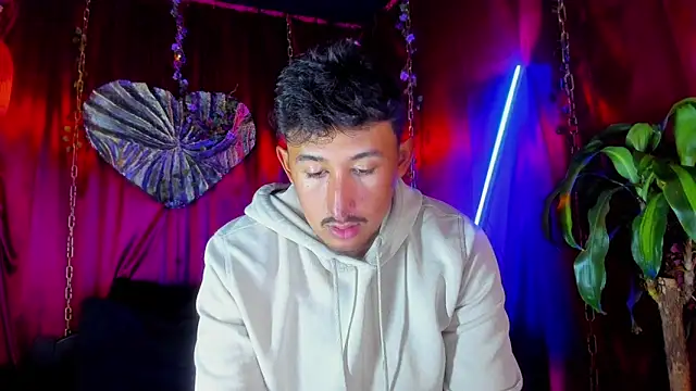 Snapshot of x_heros_x chatting on November 6, 2025, 12:20 pm x heros x online show from November 6, 2025, 12:20 pm